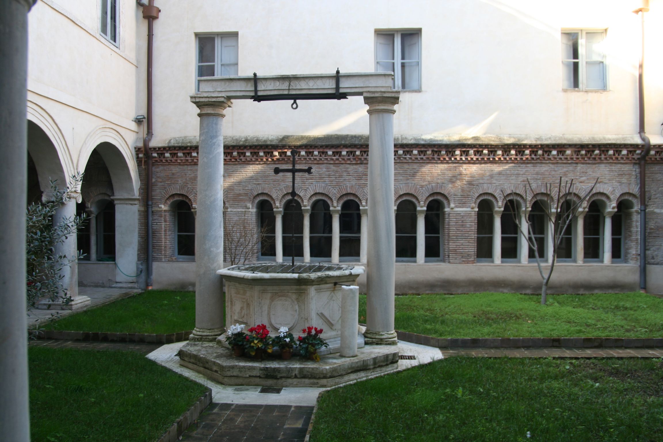Santa Cecilia in Trastevere chiostro romanico